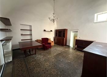 GRANDE TERRATETTO IN POSIZIONE SOLEGGIATA